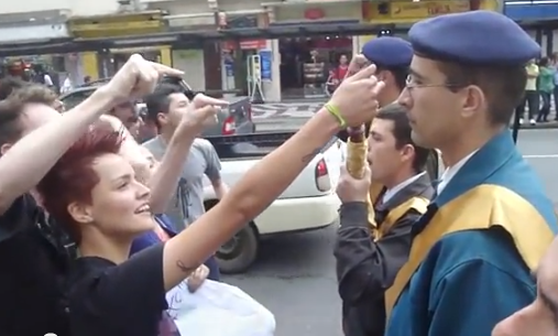 Ativistas gays agridem jovens cristãos durante caminhada em protesto contra o aborto, em Curitiba. Assista