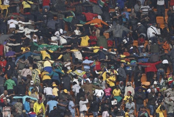 Multidão promove abraço coletivo em cerimônia de tributo a Nelson Mandela