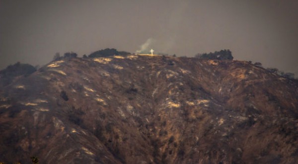 Cruz intacta no topo da montanha Azusa