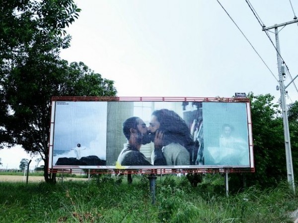 Outdoor com beijo gay antes da depredação 