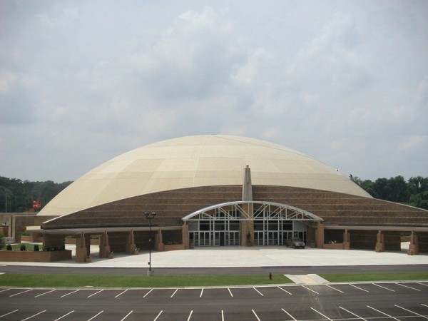 Entrada da Faith Chapel, com estacionamento para os membros