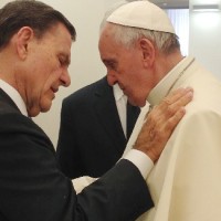 Pastor Kenneth Copeland ora pelo líder católico