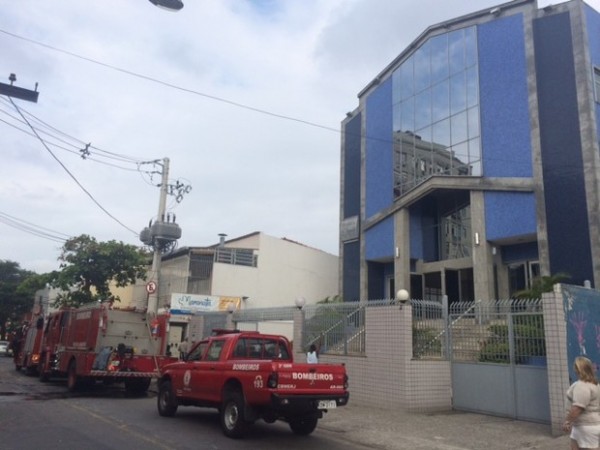 Carros do Corpo de Bombeiros em frente ao templo após o controle das chamas