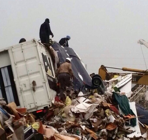 Equipe de buscas junto aos destroços