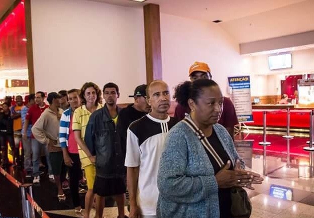 Pastor organiza visita de moradores de rua ao cinema e emociona funcionários e clientes; Entenda