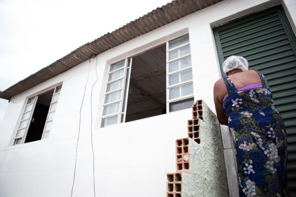 Moradora entra em casa prestes a ser entregue pelo projeto após reforma