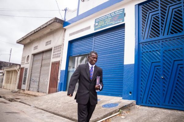 Pastor em frente ao templo montado por ele