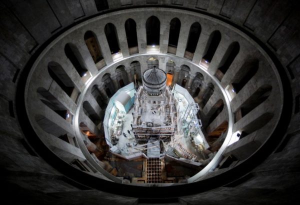 Vista "aérea" a partir do domo da Igreja do Santo Sepulcro sobre a área dos trabalhos de restauro