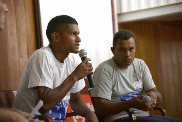 Márcio Araújo conversa com os colegas durante uma das reuniões