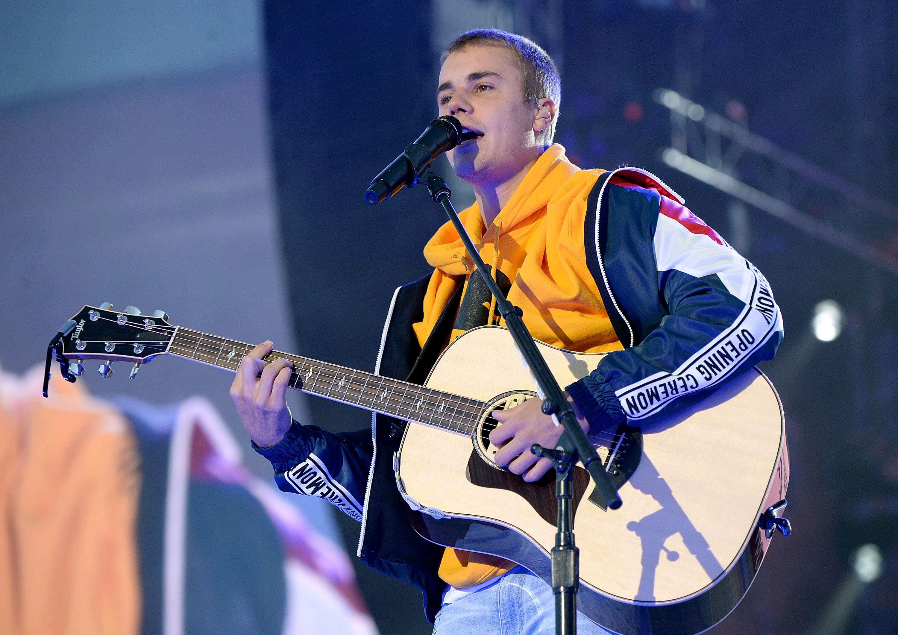 Justin Bieber vai a culto com Kanye West e canta louvores a Deus