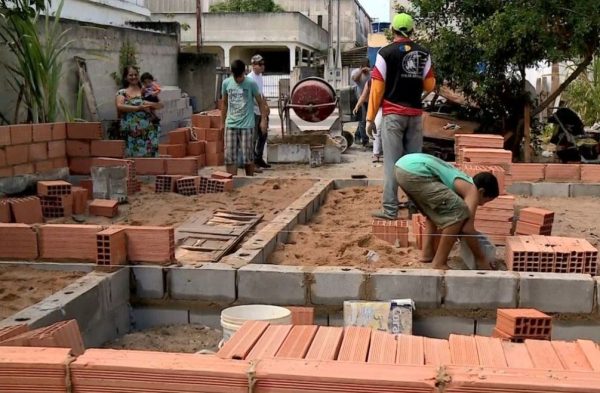 Jovens de igreja se unem para reconstruir casa que pegou fogo em Linhares (ES)