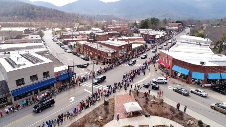 Cortejo fúnebre de Billy Graham é acompanhado por milhares de pessoas ao longo de 210 km