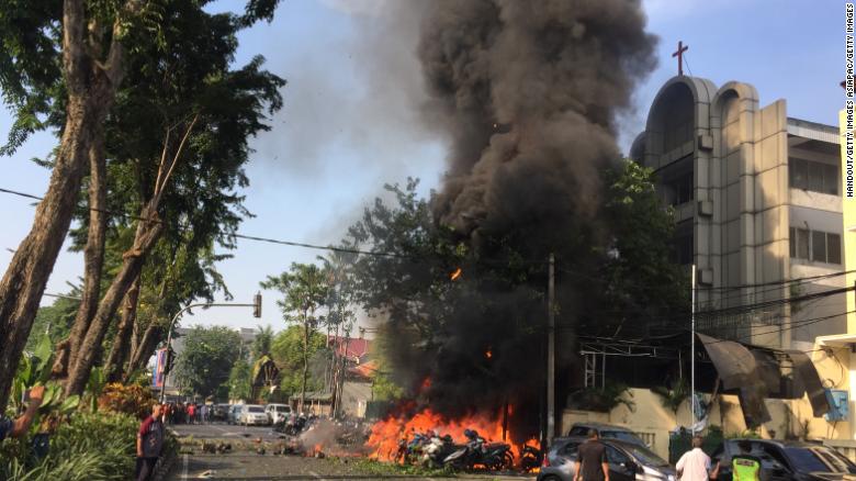 Extremistas muçulmanos usaram crianças para explodir bombas em igrejas na Indonésia