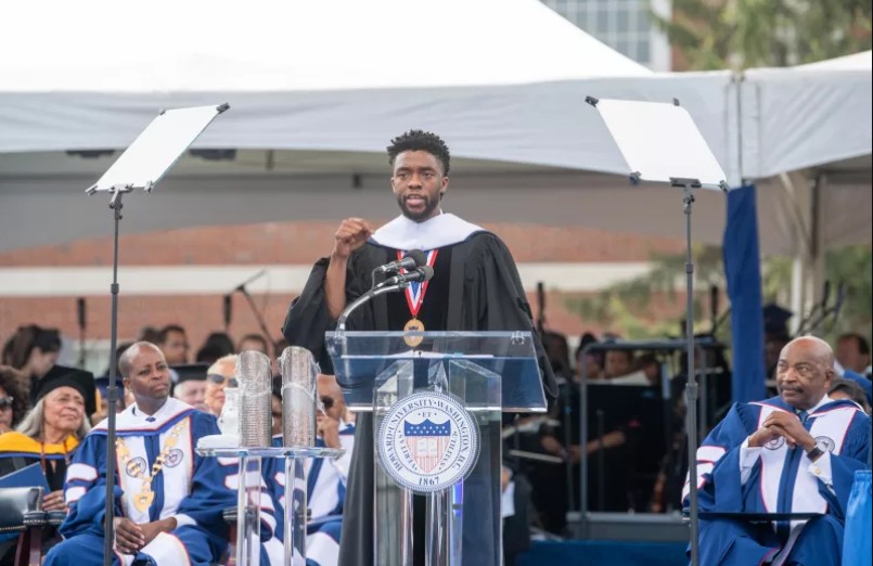 'Encontre o propósito de Deus para você', diz ator Chadwick Boseman, de 'Pantera Negra', em discurso a universitários