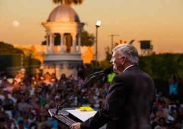 Militância LGBT impede divulgação de cruzada evangelística com o pastor Franklin Graham