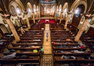 Igreja abre portas do templo para moradores de rua dormirem e receber cuidados