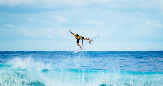 'Toda glória ao Senhor', diz Gabriel Medina ao se tornar bicampeão mundial de surf