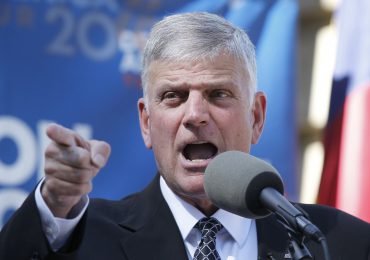 Franklin Graham diz que muitos cristãos "se curvaram" ao ativismo LGBT