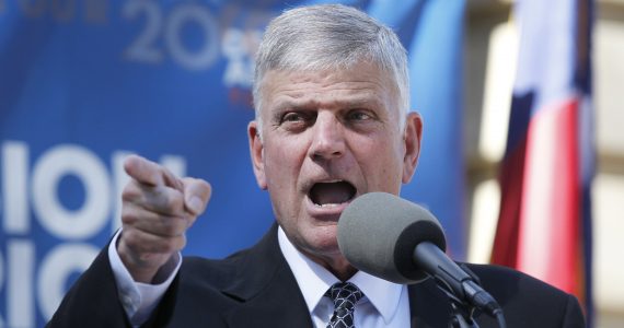 Franklin Graham diz que muitos cristãos "se curvaram" ao ativismo LGBT