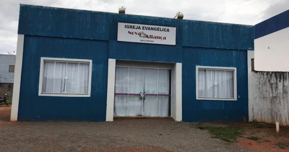 Pastor sofre 3 golpes de facão nas costas enquanto orava na igreja