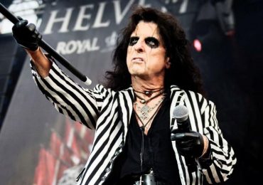 Alice Cooper usa seu testemunho