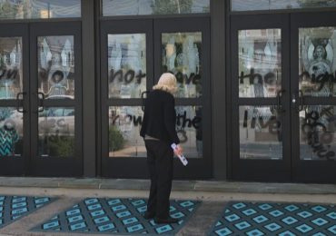 Ativistas vandalizam igreja com pichações em defesa do aborto