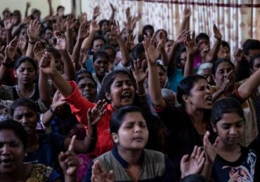 Cristãos atacados no Sri Lanka fazem culto e passam uma hora cantando para Jesus