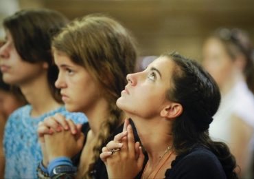 Homem fecha bar e abre igreja no mesmo local