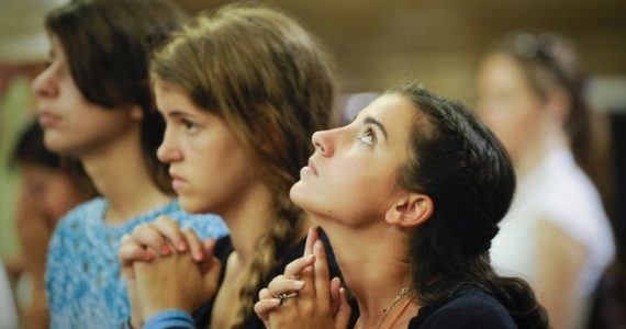 Homem fecha bar e abre igreja no mesmo local