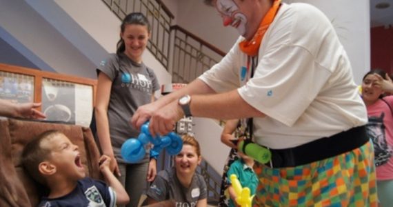 Mãe de criança com autismo cria ministério em sua igreja