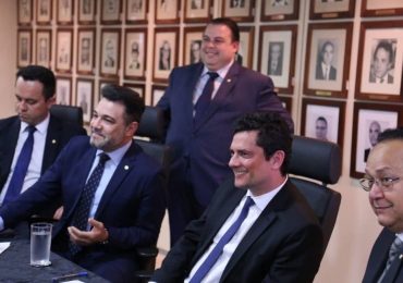 Sérgio Moro recebe bancada evangélica