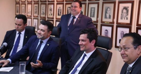 Sérgio Moro recebe bancada evangélica