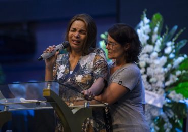 Pastora, cantora e deputada Flordelis chora no velório do pastor Anderson do Carmo