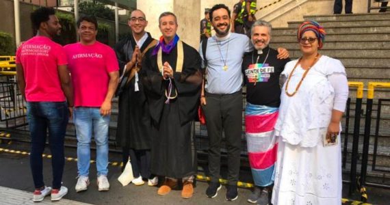 grupo inter-religioso na parada gay