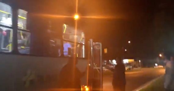 Motorista parou ônibus na porta da igreja para ser batizado