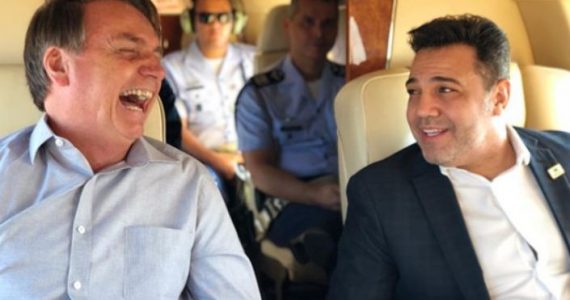 presidente Jair Bolsonaro ao lado do pastor Marco Feliciano em viagem oficial