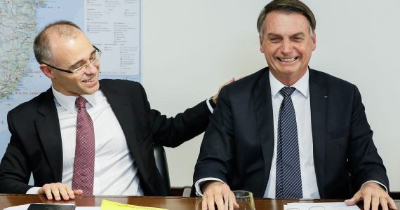 Indicado por Bolsonaro para vaga no STF também é pastor