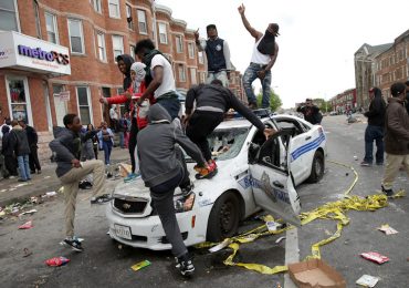 Trump bate-boca com pastor ativista de esquerda em meio a crise na cidade de Baltimore