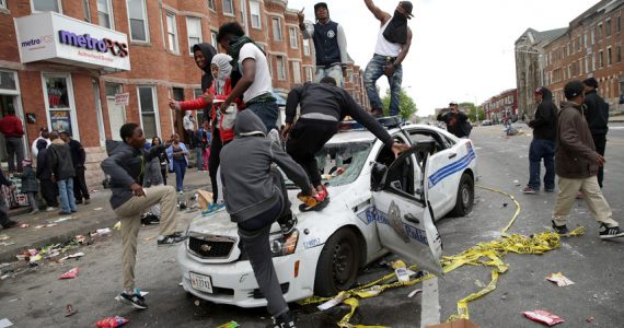 Trump bate-boca com pastor ativista de esquerda em meio a crise na cidade de Baltimore