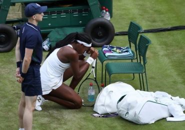 Tenista Coco Gauff ora ao lado da quadra em Wimbledon