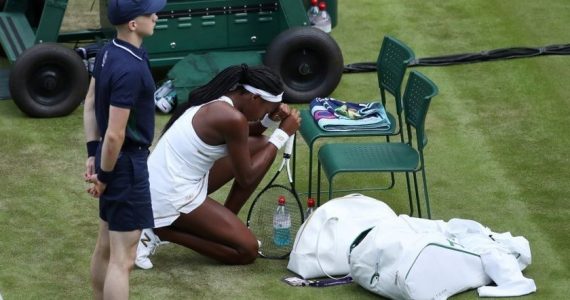 Tenista Coco Gauff ora ao lado da quadra em Wimbledon