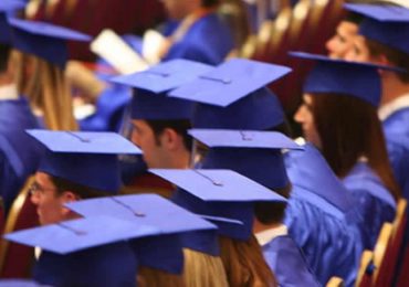 Justiça impede que alunos façam orações ou cantem hinos em formaturas