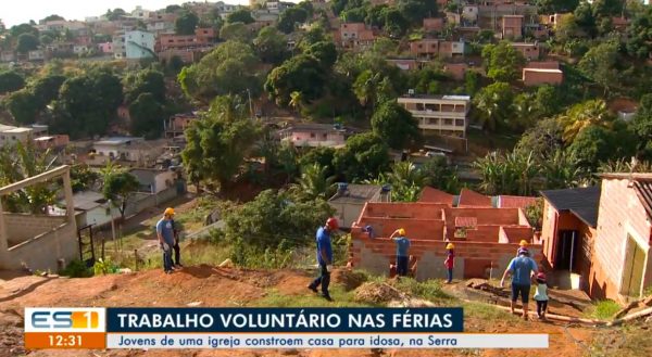 Nas férias, jovens evangélicos constróem casa para viúva que vive em barraco