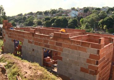 Nas férias, jovens evangélicos constróem casa para viúva que vive em barraco