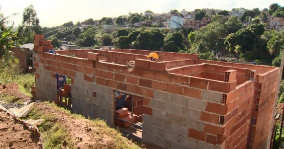 Nas férias, jovens evangélicos constróem casa para viúva que vive em barraco