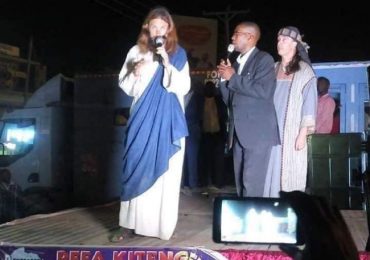 Pastor africano usa homem vestido com túnica como se fosse Jesus para atrair fiéis