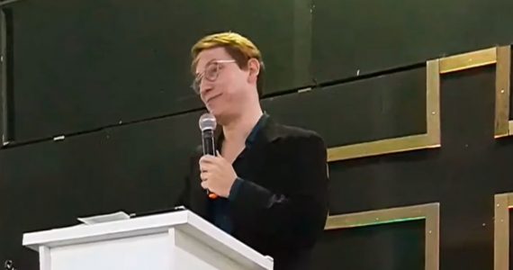 Pastor Felipe Heiderich em ministração no Rio de Janeiro