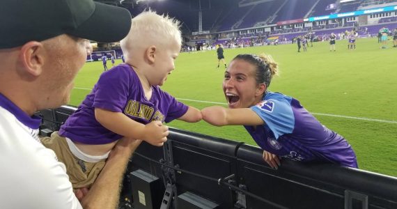 Jogadora de futebol com deficiência viraliza com foto de bebê na internet