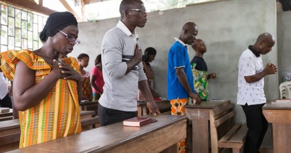 Cristãos com surdez recebem Bíblias na linguagem de sinais