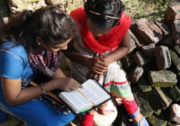 Menina expulsa de casa por aceitar a Jesus